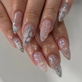 Unghie finte 3D con onde d'argento e cuori con perle su base color nudo - JP2786 [Tipo di Colla]
