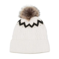 Detailaufnahme einer weißen Zopfstrickmütze mit schwarzem Zickzackmuster und Bommel - M (56-58cm) / Beige