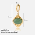 Detail van gouden roestvrijstalen oorringen met groene tijgeroog ovale hanger - Groene aventurijn oorbellen