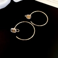 Vue détaillée de boucles d'oreilles clips dorées pour oreilles non percées sur fond noir - 4cm / Boucles d'oreilles à clip / Or
