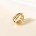 Dettaglio anello doppio strato dorato con cornice geometrica e zirconi micro-pavé - US 8 / Doppio Cerchio Geometrico Zirconia / Oro