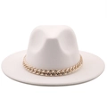 Détail de la chaîne dorée sur le chapeau en feutre blanc avec un bord plat élégant - Blanc Pur