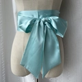 Vue détaillée de la ceinture en satin bleu tiffany nouée en arc sur la taille du mannequin - Bleu clair