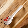 Cuillère à soupe en céramique avec motif fleurs de prunier rouges et dimensions - Fleur de Prunier Rouge