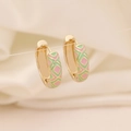 Détail macro de créoles géométriques dorées avec motifs à damier en émail rose et vert - Treillis Géométrique Rose Vert(7#)