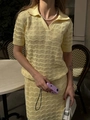 Dettaglio del top polo e della gonna in maglia giallo chiaro con motivi all'uncinetto traforati - S / Giallo