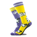 Détail de chaussettes asymétriques en coton avec motif vache jaune et pattes sur fond violet - Taille unique / Vache et Empreintes Violettes (10)