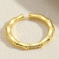 Vue macro de la bague ouverte style bambou doré avec zircons étincelants sertis - Bague Bambou Zircon Blanc