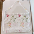 Dettaglio borsa in cotone con fiori rossi e rosa e trama in rilievo Swiss dot - Floreale Sfumato a Inchiostro