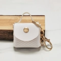 Mini portachiavi in pelle PU bianca con texture a onde e chiusura dorata su marmo - Bianco