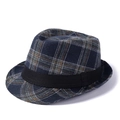 Detalle de la textura de la tela de cuadros azul marino y cinta negra en el sombrero fedora - 58cm / Cuadros Marrones y Azules