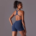 Détail du dos d'un body de yoga bleu marine sans couture avec découpe arrière ouverte - Bleu marine