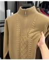 Damen Strickpullover in Camel mit Reißverschlusskragen und dickem Zopfstrickmuster - M / Kamelgelb