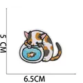 Detail van de geborduurde patch cartoon kat met goudviskom en 6,5 cm afmetingen - 1# Lapjeskat in Vissenkom