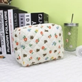 Detailansicht der cremefarbenen gesteppten Kosmetiktasche mit Bären und bunten Blumenmustern - Gesteppte Blumen-Bärentasche (Mittel)