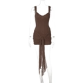 Vue détaillée d'une robe courte en dentelle marron foncé avec laçage et col en V - XS / Brun Mocha