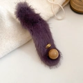 Dettaglio del fermaglio per capelli in peluche viola con ciondolo Lucky e perla - Fermagli per capelli a becco d'anatra / Viola scuro