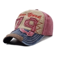 Detail der Vintage-Patchwork-Baseballkappe mit dem 79-Patch und der Stickerei im Retro-Look - Verstellbar / Marineblau + Khaki