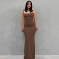 Vestido largo ajustado marrón con tirantes finos sobre un fondo arquitectónico minimalista - XS / Parte superior e inferior (Tirantes finos) / Marrón