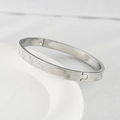 Dettaglio del bracciale in acciaio al titanio argento con motivi greci e chiusura laterale - Color Acciaio