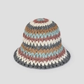 Dettaglio ravvicinato dei motivi all'uncinetto fatti a mano su un cappello a righe - Grigio / M (56-58cm)