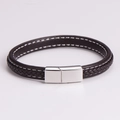 Primer plano detallado de pulsera de cuero trenzado para hombre con cierre magnético - Color Acero