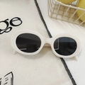Gafas de sol retro cat-eye marfil con lentes negras sobre fondo de lona - Blanco Arroz 12 - Ovalada Simple Retro