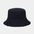 Vista detallada del borde deshilachado y la textura denim en el sombrero negro - Talla única / Negro