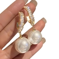 Gouden oorbellen met kristallen ringen en een grote witte parelhanger aan de onderkant - Gouden Strass Grote Parel Hoop Oorbellen