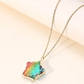 Collana a catena dorata con un ciondolo a stella sfaccettato colorato in cristallo arcobaleno - Gradiente Rosso & Verde (ML-XYNSN0276)