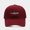 Dettaglio del ricamo a forma di squalo su cappello da baseball in cotone bordeaux scuro - Borgogna