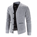 Eleganter grauer Strick-Cardigan für Herren mit klassischem Karofutter und fünf Knöpfen - M / Hellgrau
