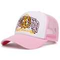 Detail der pink-weißen Trucker-Mütze mit Stickerei und atmungsaktivem Mesh-Gewebe - Verstellbar / Rosa