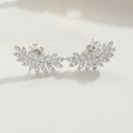 Détail de boucles d'oreilles feuilles en argent avec zircons sur fond de pierre blanche - Stud boucles d'oreilles / ES2593 Feuille Courte (Argent)