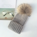 Graue Strickmütze mit großem braunem Kunstfell-Bommel und stilvollen Lifestyle-Requisiten - Kindergröße (49-55cm) 2-10J / Hellgrau