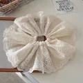 Elegante elastico in pizzo beige a doppio strato con ricamo floreale e bordo a onde - Scrunchie Oversize in Pizzo Ricamato / Beige