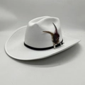 Chapeau de cow-boy blanc en feutre avec ceinture à boucle noire et décoration de plumes - M (56-58cm) / Blanc avec plume