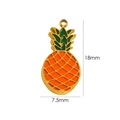 Colgante de piña en oro con esmalte verde y naranja, medida 18mm x 7,5mm - Piña