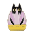 Niedliche schwarze Katze in rosa Pflanze mit gelbem Blumentopf Emaille-Anstecknadel - Schwarze Katze hinter Rosafarbener Pflanze (XZ7794)