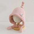Detail van roze gebreide babymuts met schattige pinguïn-patch en gedraaide bovenkant - 54cm (3-8 jaar) / Roze
