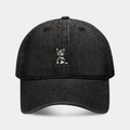 Gros plan de la broderie de chien sur casquette de baseball en jean noir délavé - Réglable / Noir
