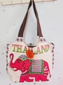 Detail der rosa Elefanten-Stickerei und Thailand-Schriftzug auf beiger Canvas-Tasche - Stil 59-Beige THAILAND Elefant