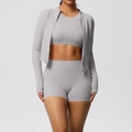 Vue détaillée de l'ensemble de fitness gris clair 3 pièces avec veste, gilet et short taille haute - Gris Givré