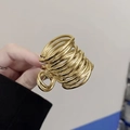 Minimalistische goldene Haarklammer aus Metalldraht für hohe Pferdeschwänze - Gold