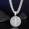 Macro-opname van zilveren Cuban ketting en ronde hanger met kompasontwerp - Zilver
