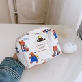 Dettaglio di una trousse trapuntata bianca con stampe di orsetti marroni e cerniera - Borsa a Barca Orso con Salopette Blu
