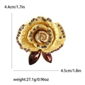 Detailweergave van paarse emaille rozenbroche met bruine strass-steentjes en afmetingen - Goud