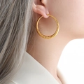 Boucles d'oreilles créoles dorées avec motif matelassé pour femmes au fini métal rétro - Style Motif Matelassé (F884)