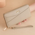 Beige Langgeldbörse aus Litschi-Leder mit Reißverschluss, Handschlaufe und Metalllogo - Braun