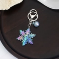Detail van kleurrijke acryl sneeuwvlok sleutelhanger met iriserende bubbel hanger - Blauw